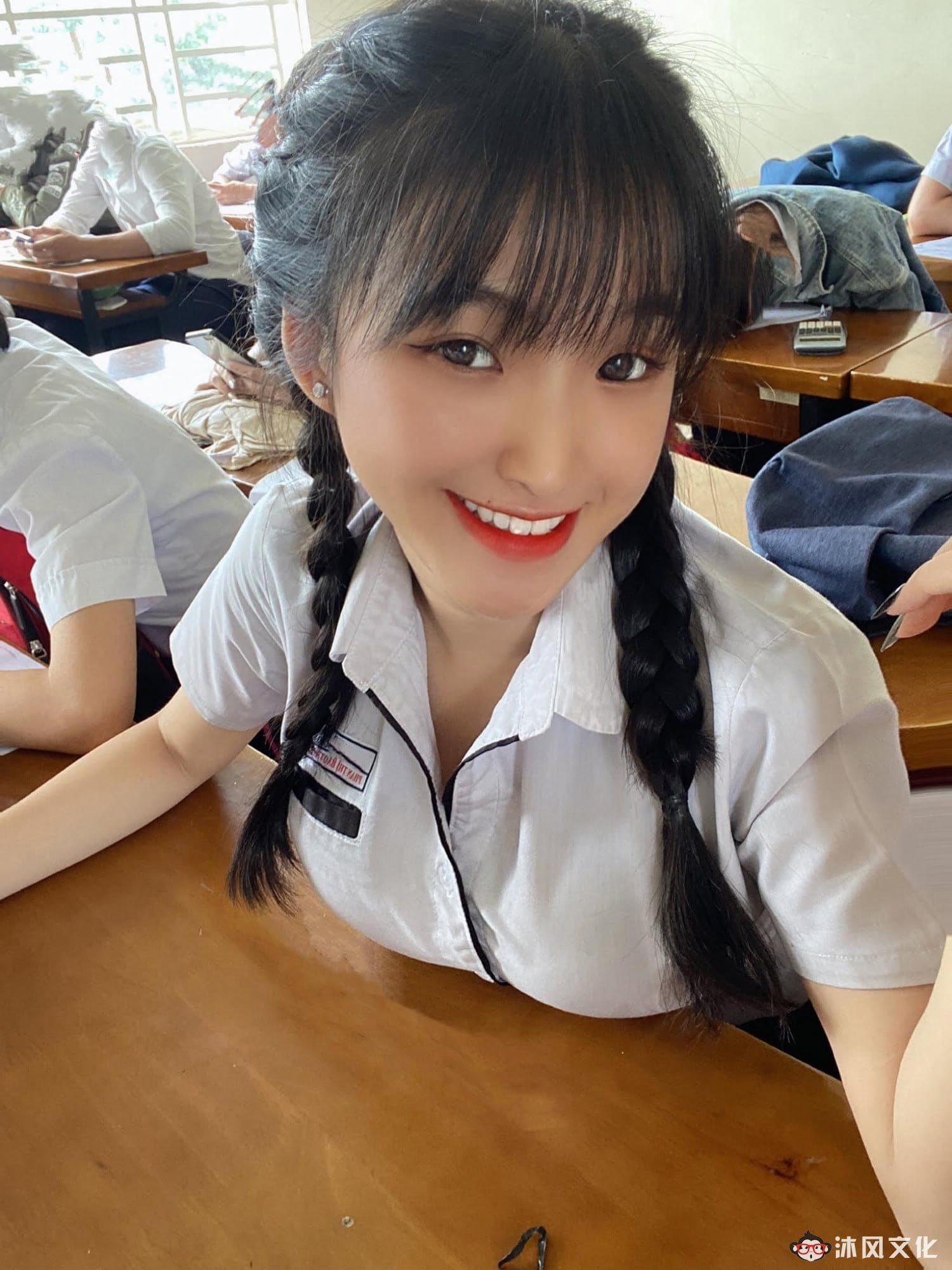 去年穿奥黛爆红的18岁越南学生妹爆近照曝光网惊:风格变好多 去年穿奥黛爆红的18岁越南学生妹爆近照曝光网惊:风格变好多