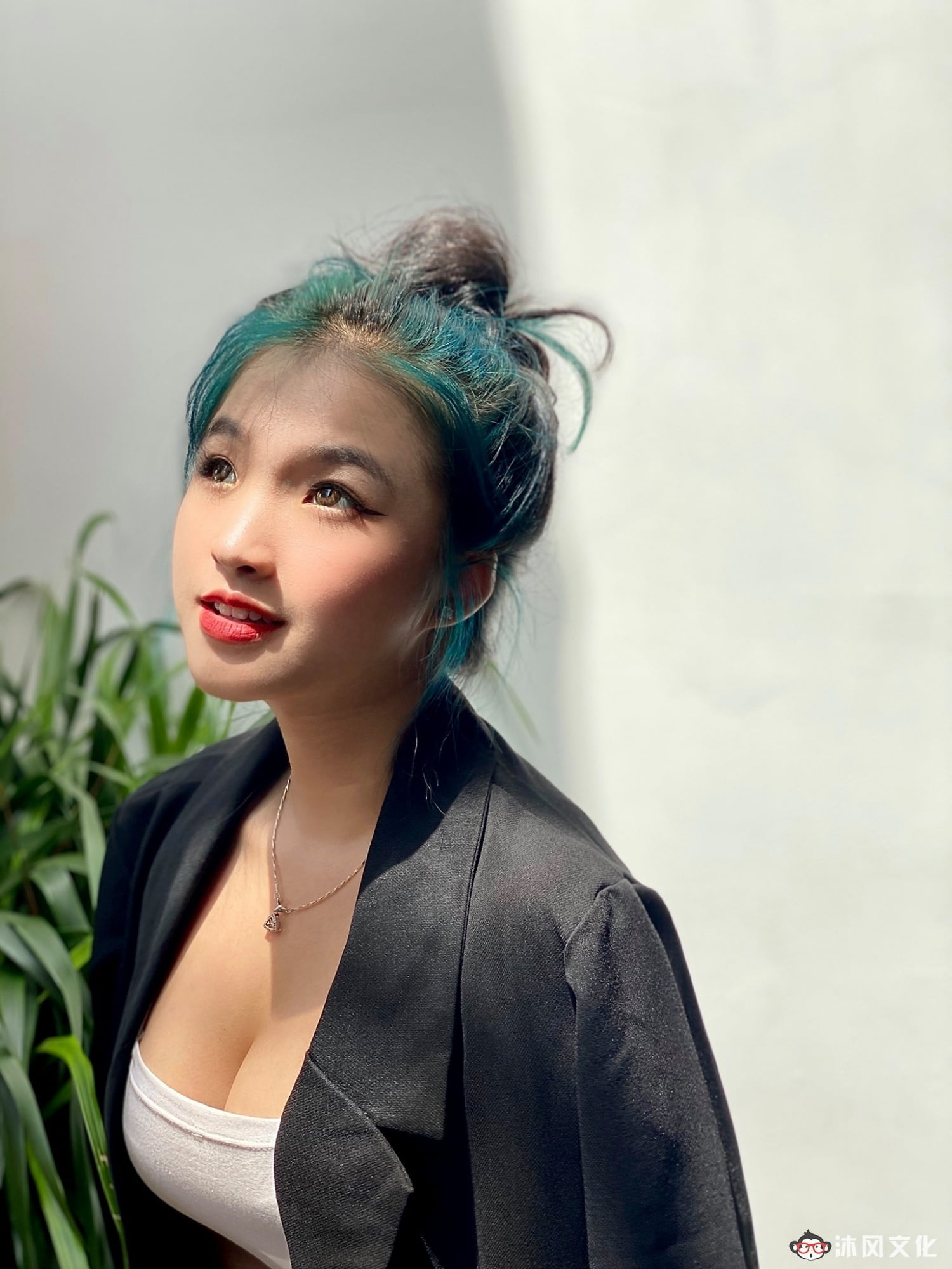 去年穿奥黛爆红的18岁越南学生妹爆近照曝光网惊:风格变好多 去年穿奥黛爆红的18岁越南学生妹爆近照曝光网惊:风格变好多