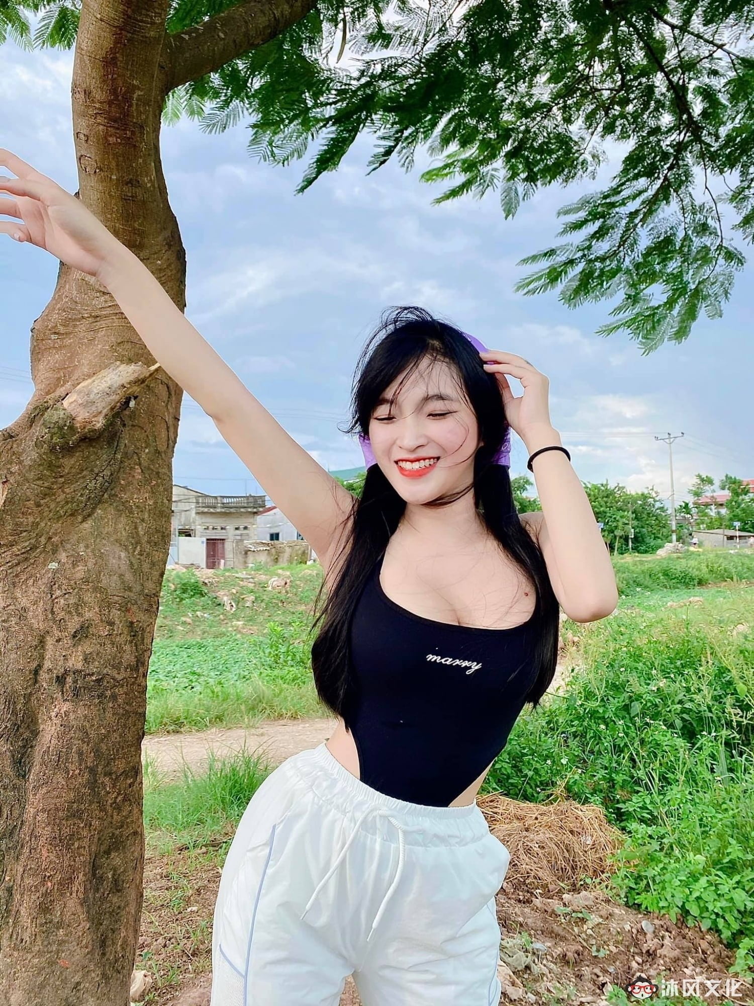 去年穿奥黛爆红的18岁越南学生妹爆近照曝光网惊:风格变好多 去年穿奥黛爆红的18岁越南学生妹爆近照曝光网惊:风格变好多