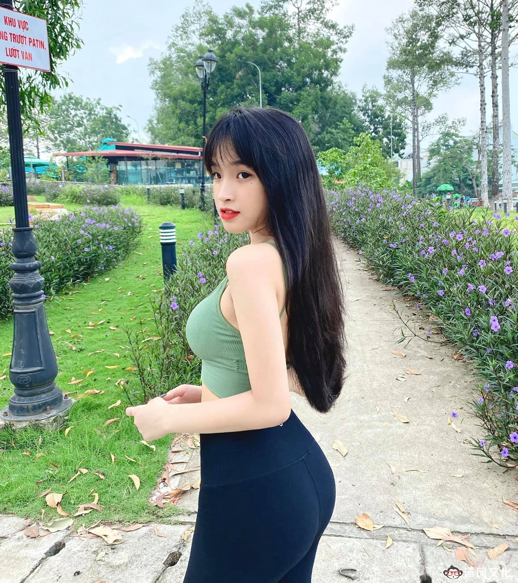 去年穿奥黛爆红的18岁越南学生妹爆近照曝光网惊:风格变好多 去年穿奥黛爆红的18岁越南学生妹爆近照曝光网惊:风格变好多