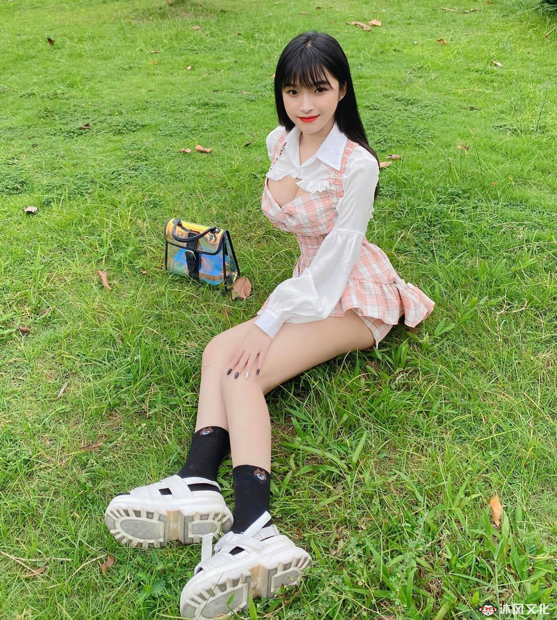 去年穿奥黛爆红的18岁越南学生妹爆近照曝光网惊:风格变好多 去年穿奥黛爆红的18岁越南学生妹爆近照曝光网惊:风格变好多