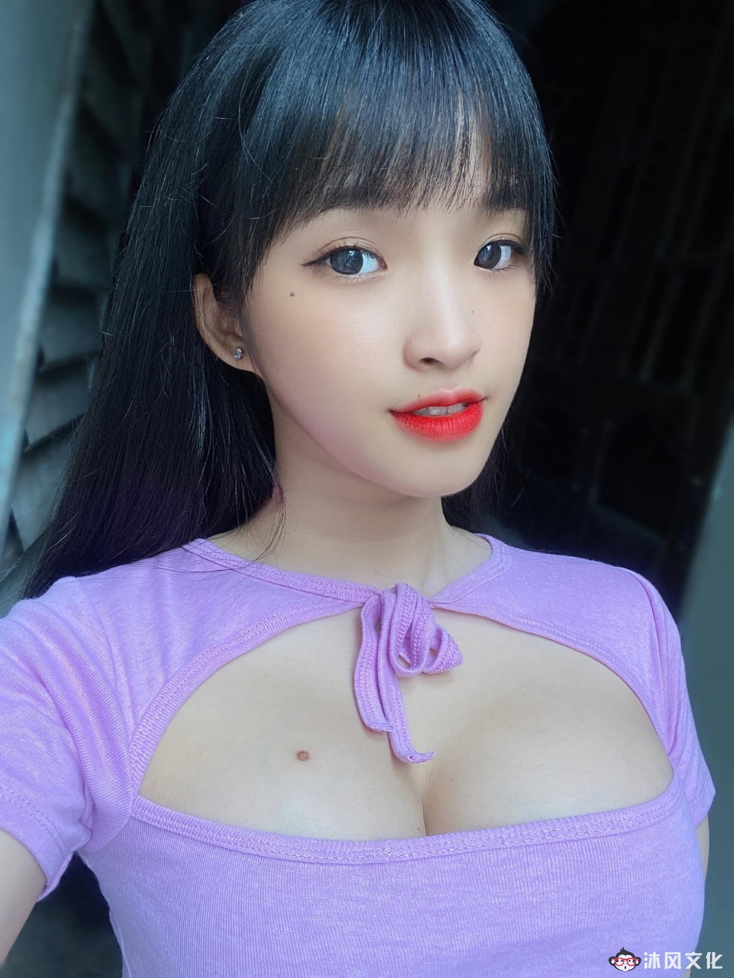 去年穿奥黛爆红的18岁越南学生妹爆近照曝光网惊:风格变好多 去年穿奥黛爆红的18岁越南学生妹爆近照曝光网惊:风格变好多