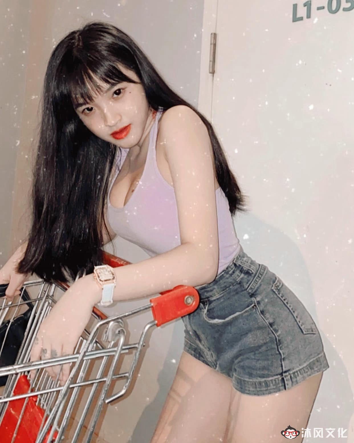 去年穿奥黛爆红的18岁越南学生妹爆近照曝光网惊:风格变好多 去年穿奥黛爆红的18岁越南学生妹爆近照曝光网惊:风格变好多