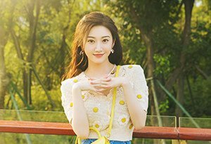 景甜橘色上衣蓝色短裙高筒袜穿搭花园清新写真图片￼-沐风文化