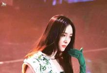 杨幂新造型忽然美,但是她“驼背”的缺陷,也更加直观地暴露出来-沐风文化