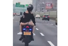 摩托后座女子裙子飘起一路 屁股暴露在后车司机眼前-沐风文化