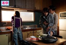 HMN-416 制服少女「东条夏」遇上电车痴汉！变态大叔还跟自己母亲再婚？-沐风文化