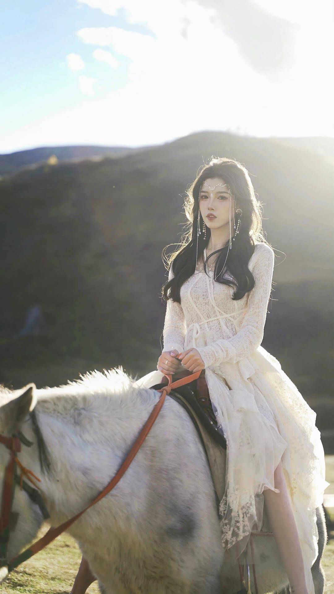 美女写真：西域美女白纱蕾丝连衣裙身材婀娜，赤足骑马英姿飒爽-沐风文化